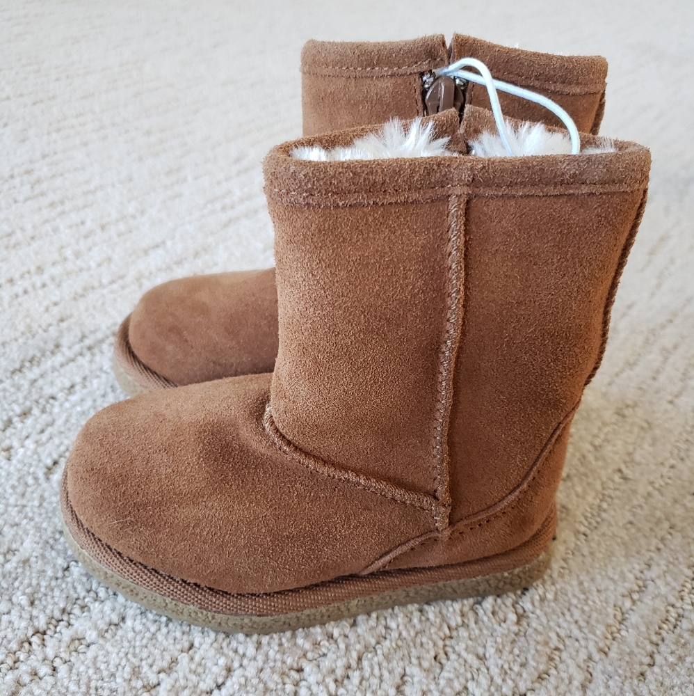 BNWT Sherpa boots, toddler size 5